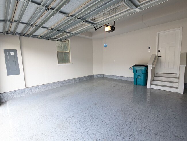 Building Photo - Stunning villa in the Harrison Terrace com...