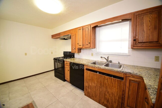 Building Photo - 746 W Commercial St