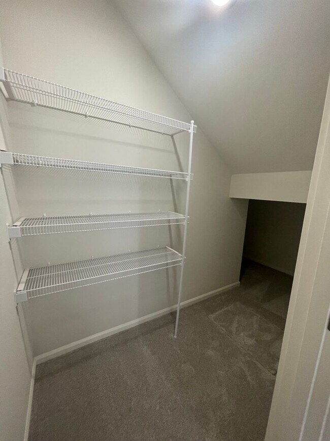 Building Photo - 4 bedrooms + BONUS ROOM And 2.5 baths Tumw...