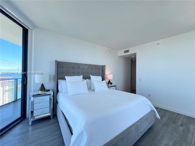 Building Photo - 501 NE 31st St