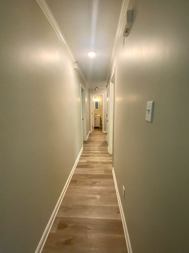 Building Photo - 4 bed, 2 bath spacious home on large lot i...