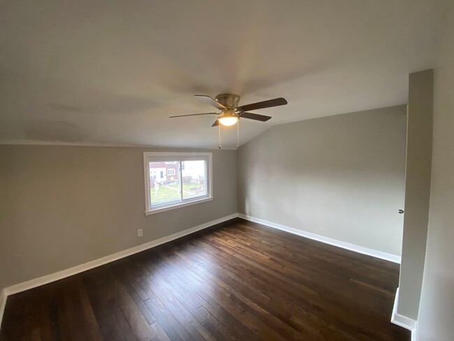 Building Photo - MODERN, TOTALLY UPDATED 2 BEDROOM / 1 BATH...