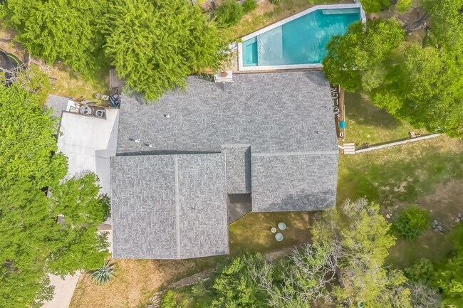 Building Photo - 2502 Side Cove