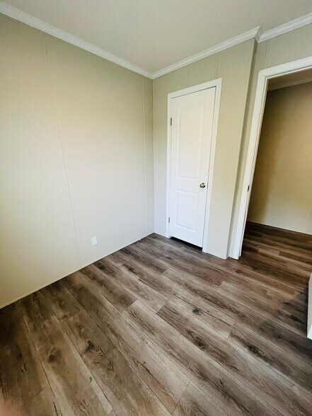 Building Photo - 9356 River Dr