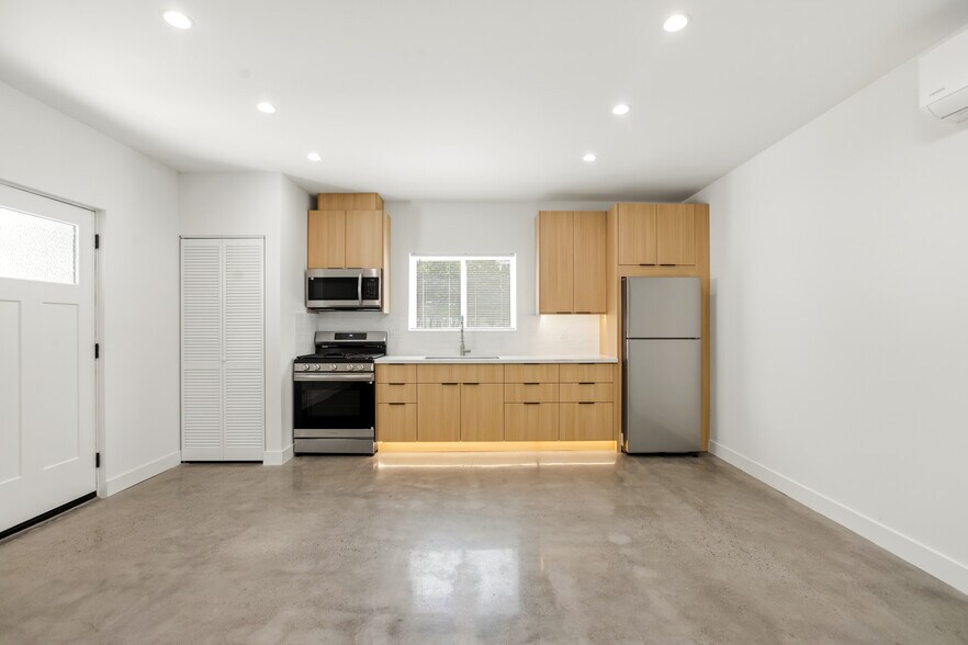 Building Photo - 7314 Fallbrook Ave