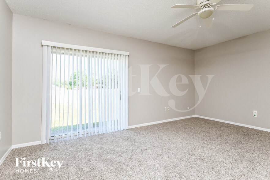 Building Photo - 702 Cotulla Dr