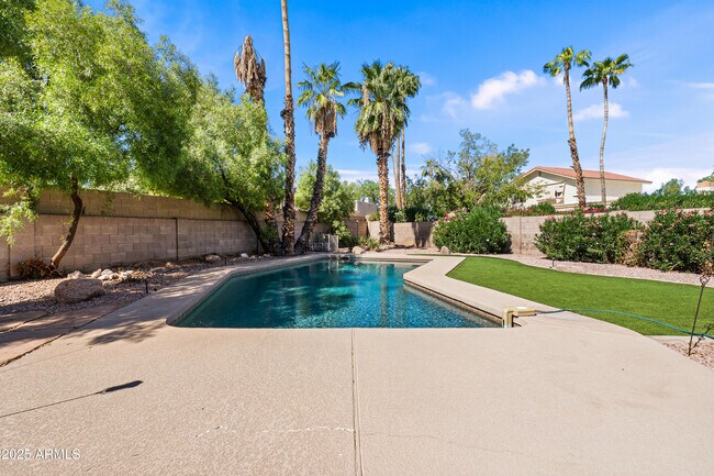 Building Photo - 8624 N Timberlane Dr