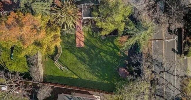 Building Photo - Spacious Single Family Home