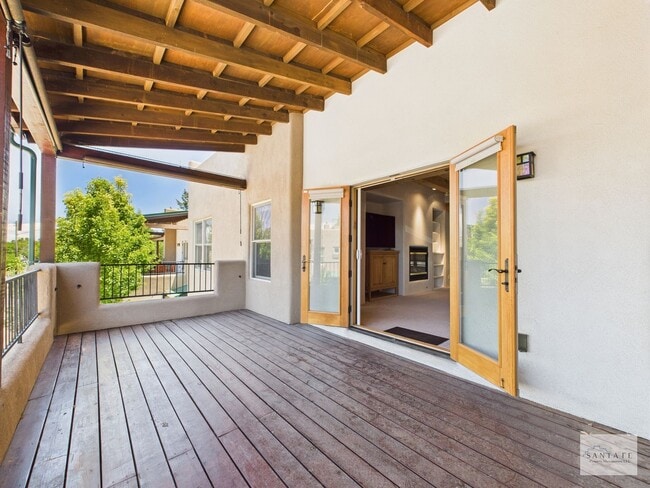 Building Photo - Beautifully Done Custom Built Townhouse wi...