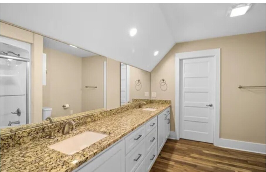 Building Photo - 3023 Marina Dr