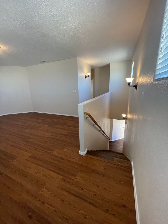 Building Photo - Immaculate 4 bdr, 2 1/2 bath w/2 car garag...