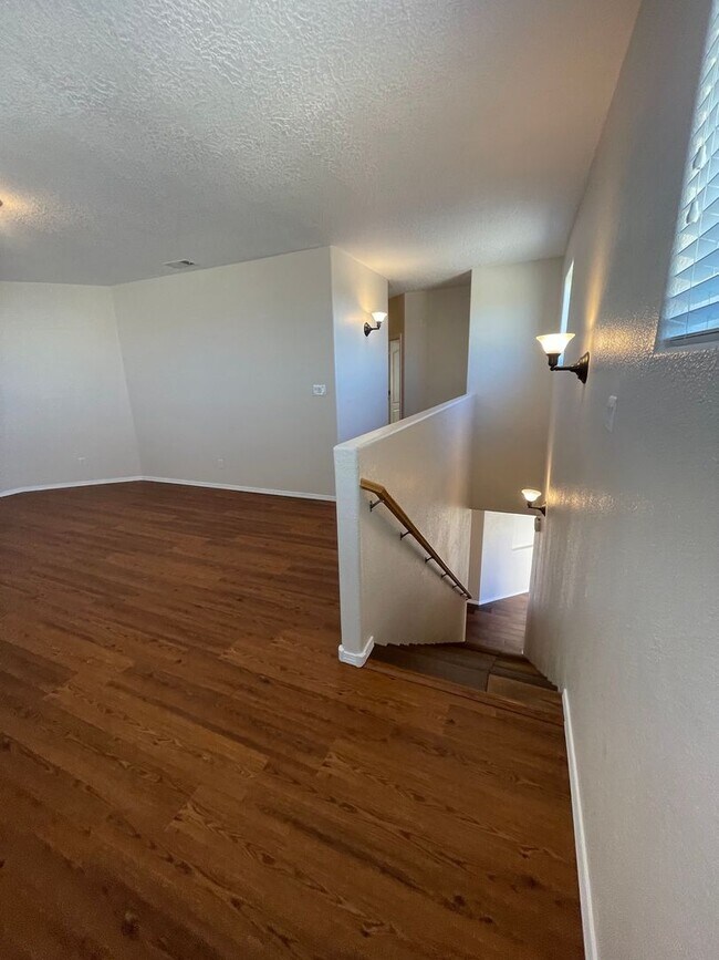 Building Photo - Pristine 4 bdr, 2 1/2 bath w/2 car garage ...