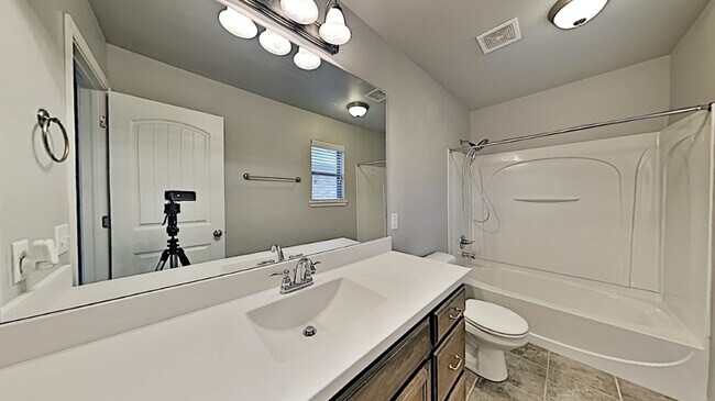 Building Photo - Spectacular 3 Bedroom 2 Bathroom Home in P...