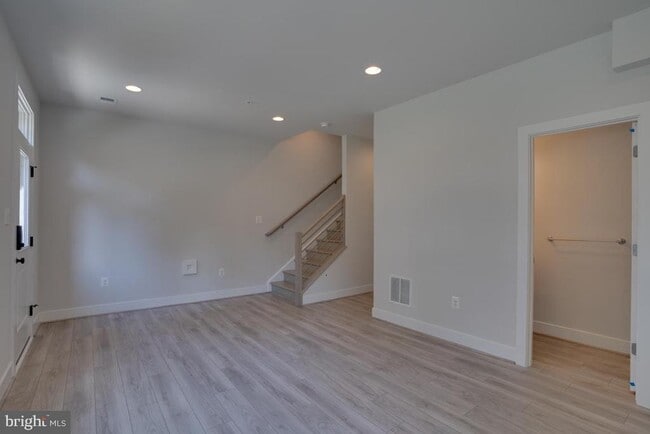 Building Photo - 5102 Oakmoore Dr