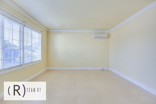 Building Photo - Contemporary Newly Renovated 3 Bedroom 2 Bathroom Residence