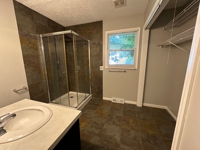 Building Photo - Single Family Home in Alto!