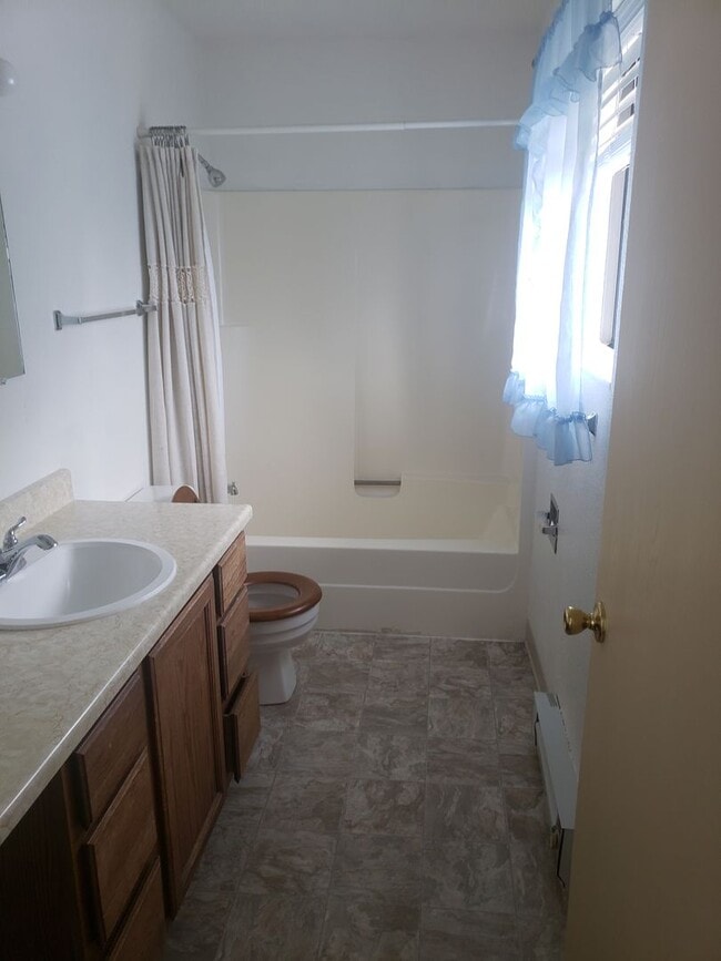 Building Photo - Great 3 bed 2 1/2 bath condo in the Brandy...