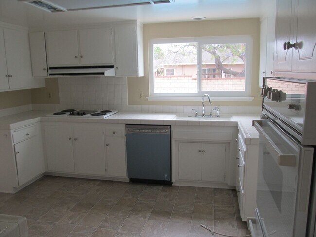 Building Photo - 522 E Collins Ave