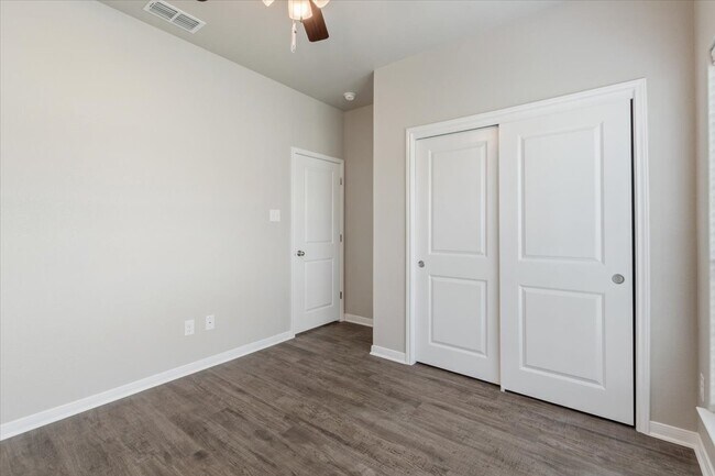 Building Photo - 7436 Garden Glen