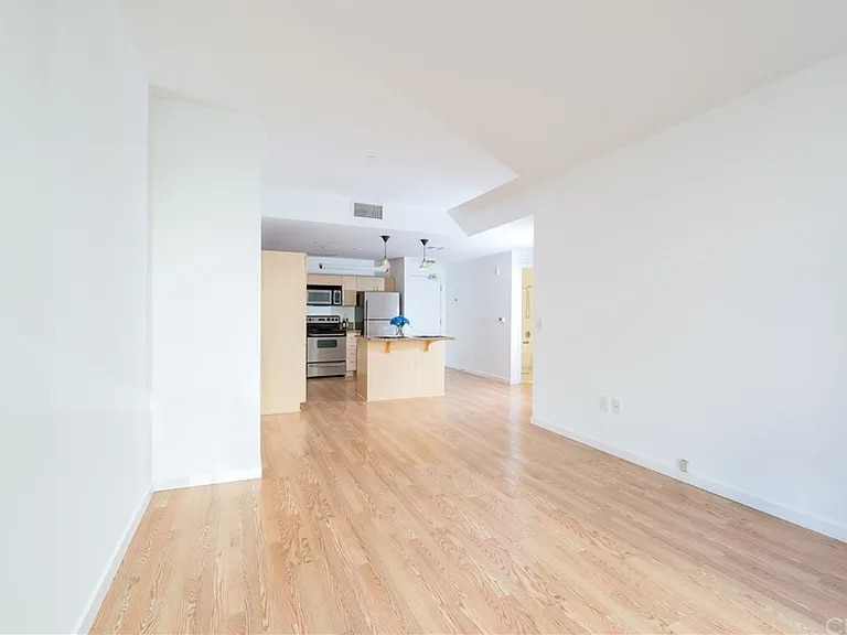 Building Photo - 630 W 6th St