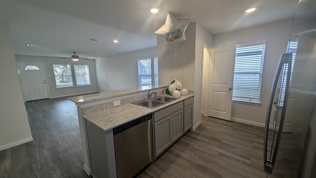 Building Photo - 411 Sandall St