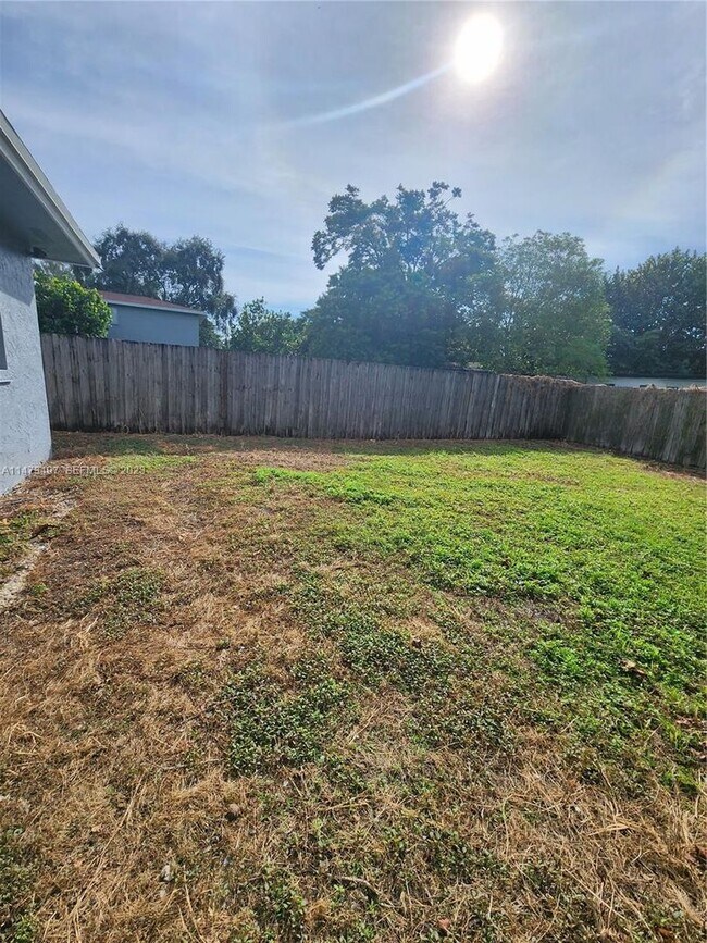 Building Photo - Goulds Duplex
