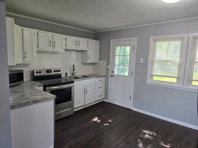 Building Photo - Newly Renovated 2 bedroom in Roeland park