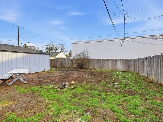 Building Photo - North Spokane 4 Bed, 2 Bath Single Family Home Available Now!