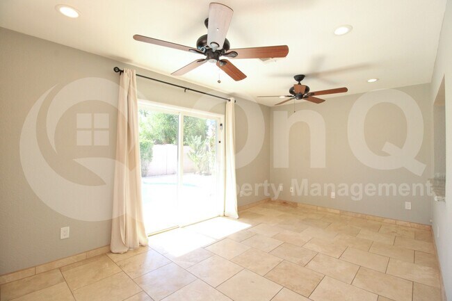 Building Photo - 967 W La Jolla Dr