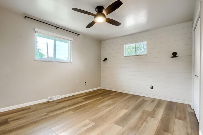 Building Photo - 4 BED 3 BATH HOUSE NEAR CREAK PARK!!!