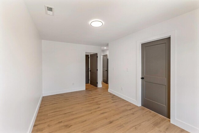Building Photo - 3425 Garden Dr