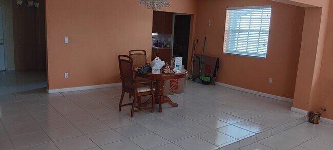 Building Photo - 4950 E 1st Ave