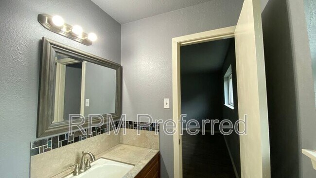 Building Photo - 11910 Hunkler Dr