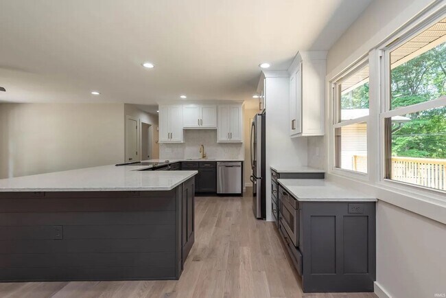 Building Photo - 4809 E Ridgewood Dr