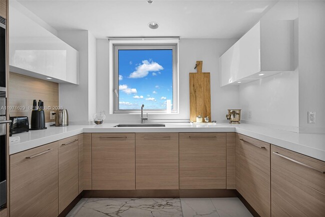 Building Photo - 17111 Biscayne Blvd