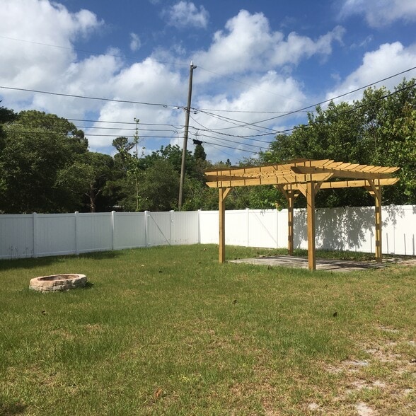 Spacious yard with fire pit and pergola - 658 64th Ave S