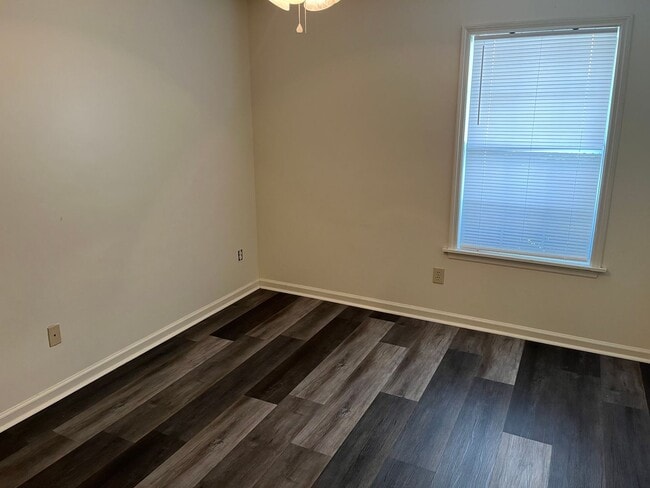 Building Photo - Harmon Estates Available! Available NOW!