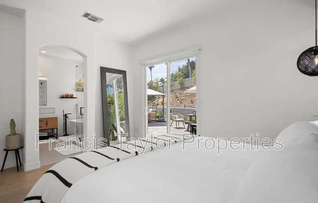 Building Photo - 1042 Alexandra Ln