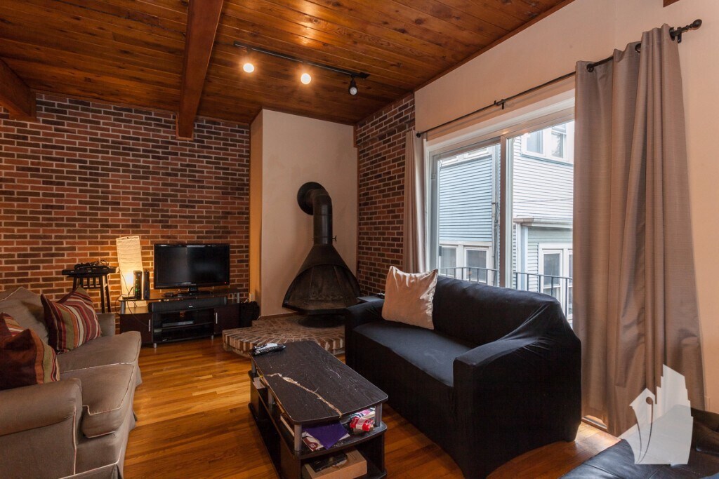 Building Photo - 1131 W Drummond Pl