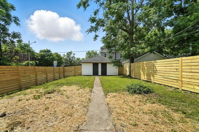 Building Photo - 887-889 E Livingston Ave