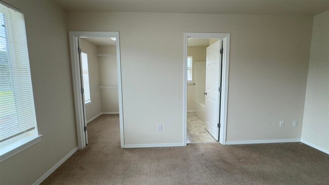 Building Photo - 3 Bedroom, 2.5 Bathroom house!!