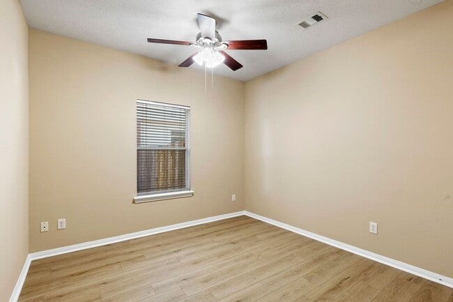 Building Photo - 32202 Anne Ln