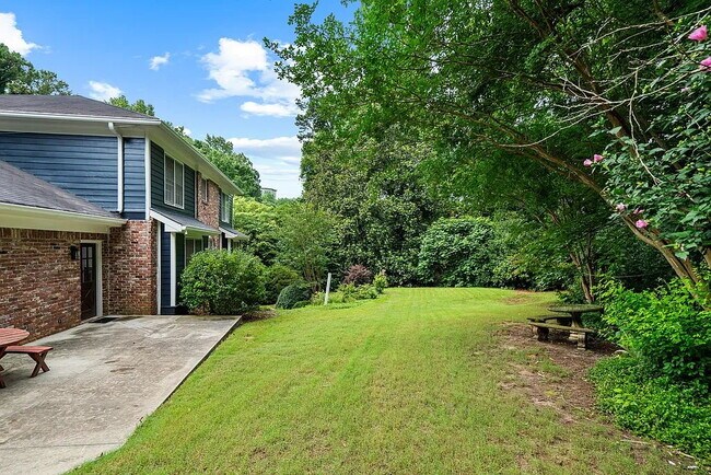 Building Photo - 2340 Castleridge Ct