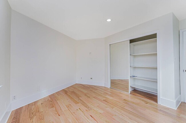 Building Photo - 2022 E 53rd St