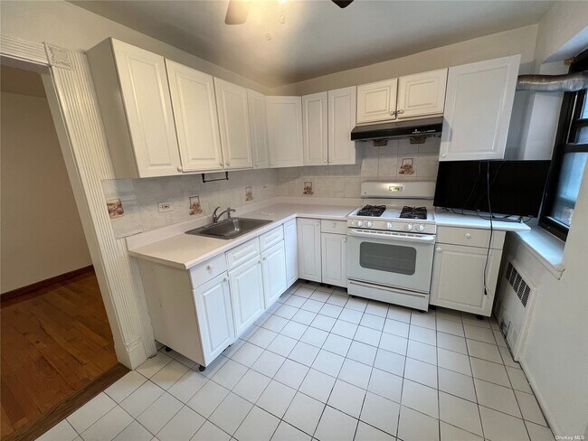 Building Photo - 94-31 59th Ave