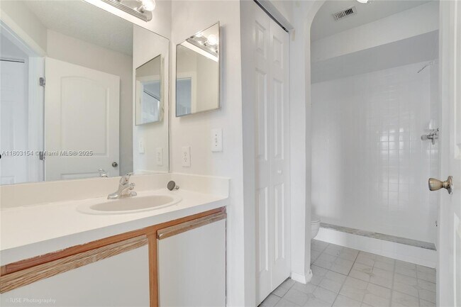 Building Photo - 9999 Summerbreeze Dr
