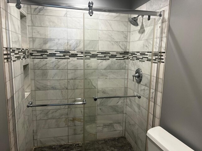 Building Photo - 717 E Clarendon Dr