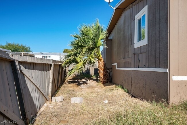 Building Photo - 2879 Green Tree Ave