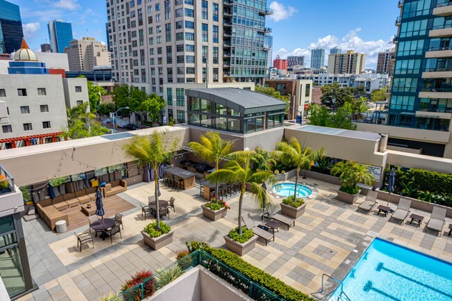 Building Photo - Water Views in the Pinnacle Marina