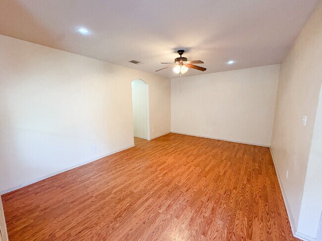 Building Photo - 3 bed, 2 bath duplex in Burleson
